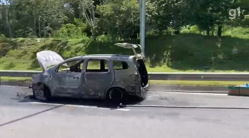 Carro fica destruído após pegar fogo na rodovia dos Tamoios, em Jambeiro